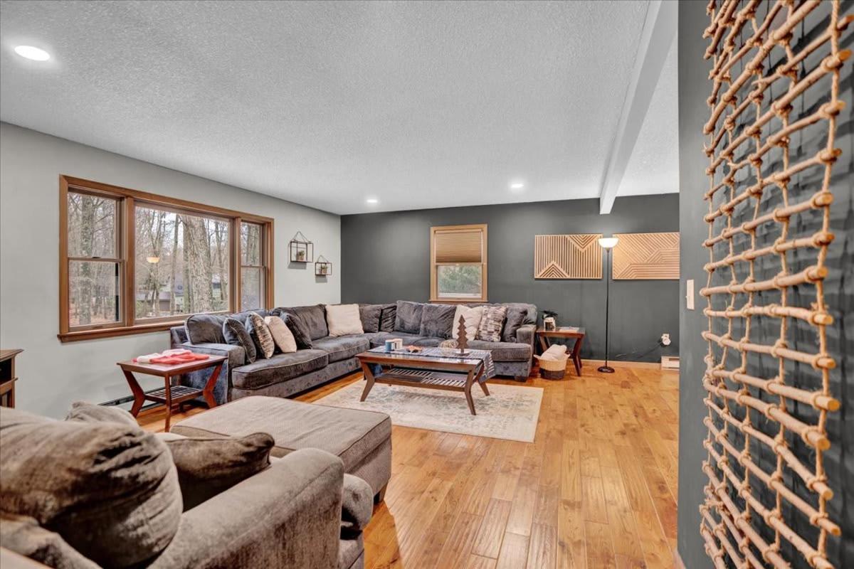 Mountain Holidays-sleeps 18 Firepit Bar & Gameroom