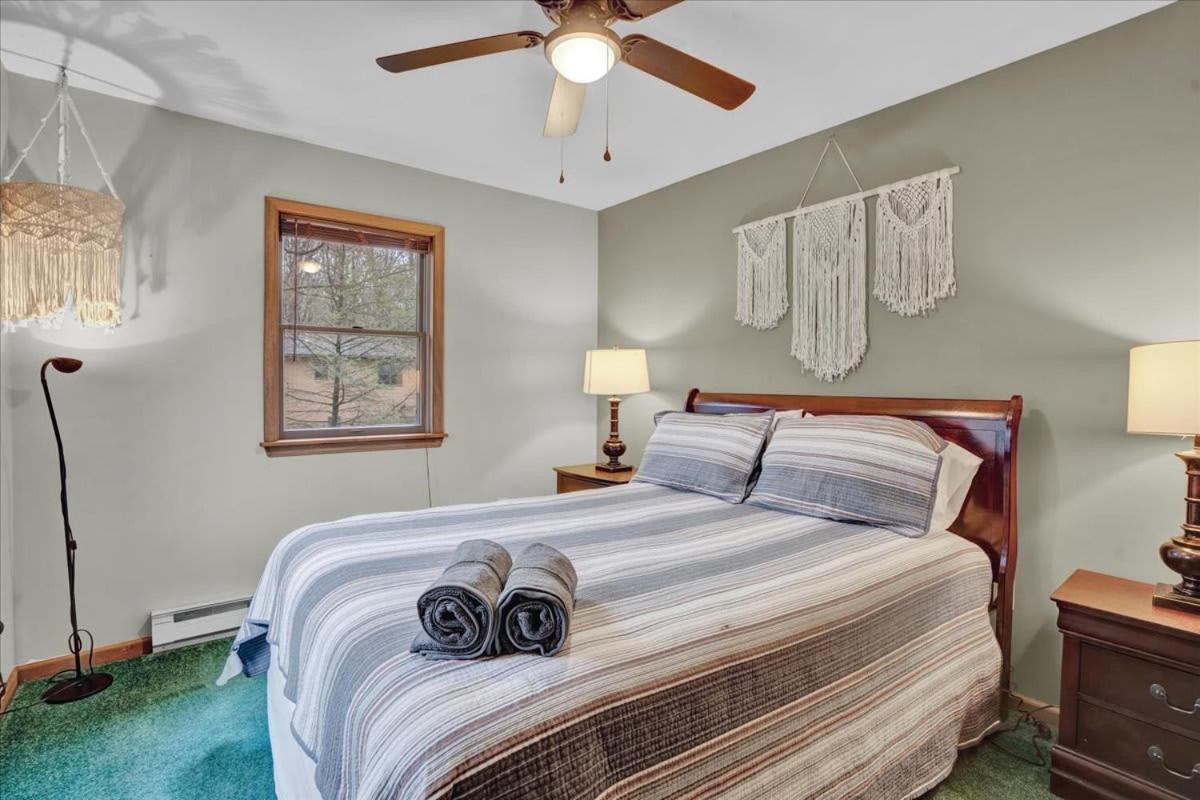 Mountain Holidays-sleeps 18 Firepit Bar & Gameroom